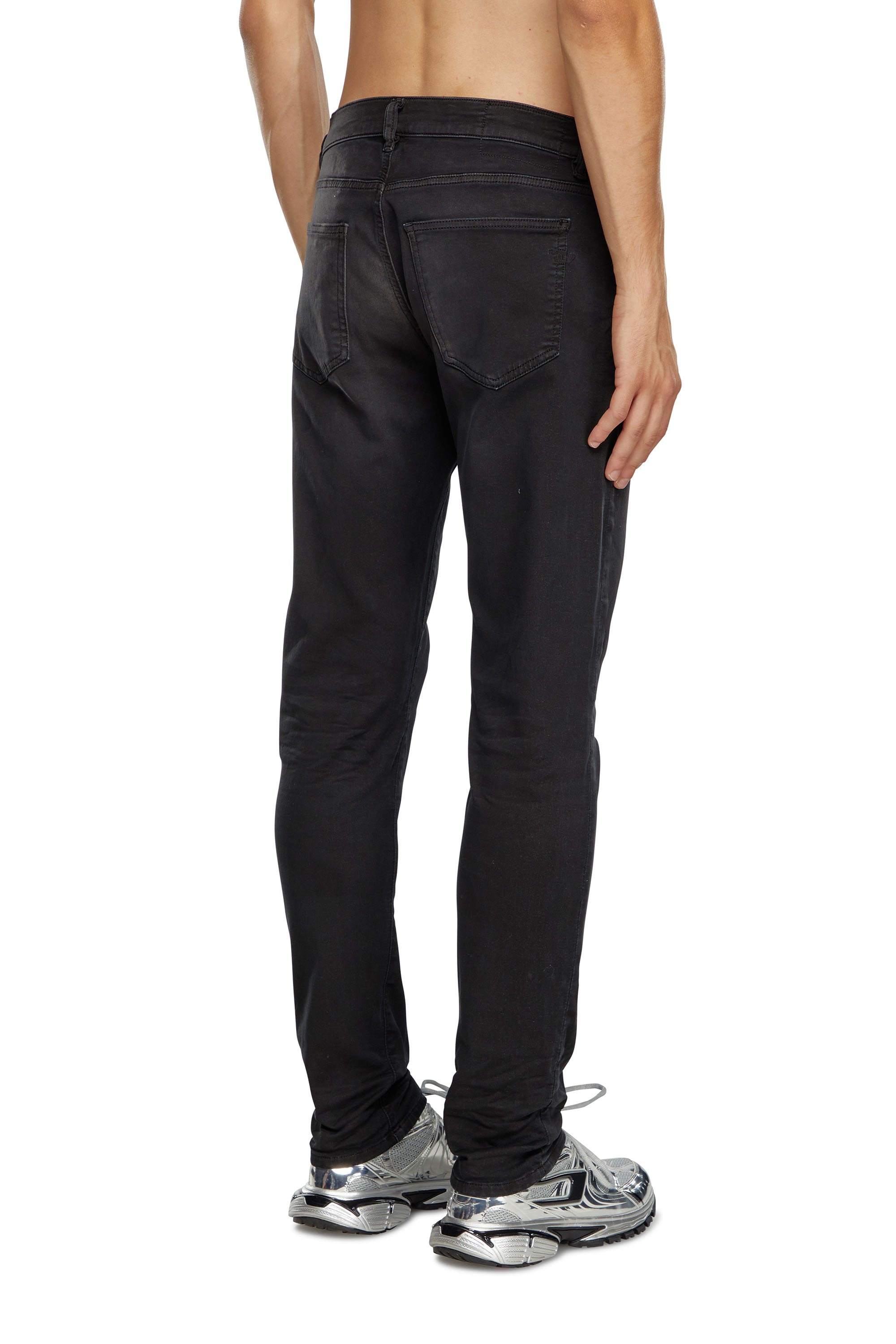 Slim, tapered, straight jeans 